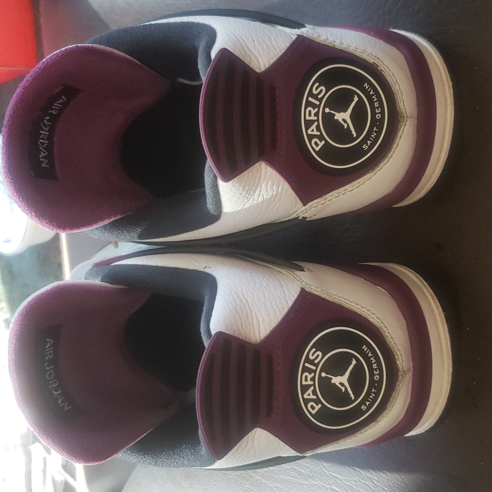 USED 10 1/2 AIR JORDAN 4 RETRO WHITE AND BURGUNDY. No Box